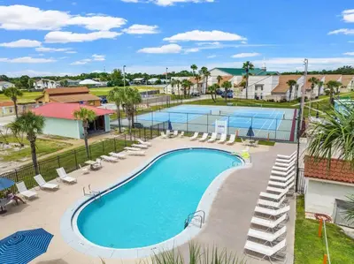 an overhead view of a swimming pool at a resort at Renovated Townhome 5 mins walk to Beach, in the best resort in PCB, Horizon South in Panama City Beach